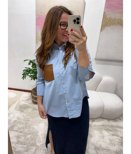 Blusa azul con bolsillo camel 