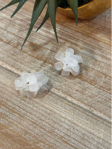 Pendientes flor blanca